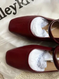 Original verpackte Bordeauxrote Spangenschuhe von RileyRiver, Gr.37