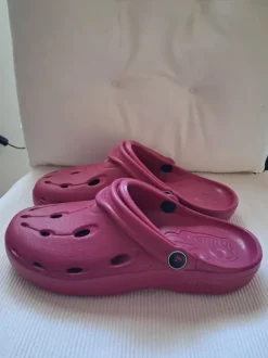 Pantoletten in pink.