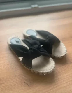 Pantoletten schwarz Hailys