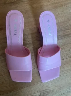 Pinke Schuhe mit Absatz
