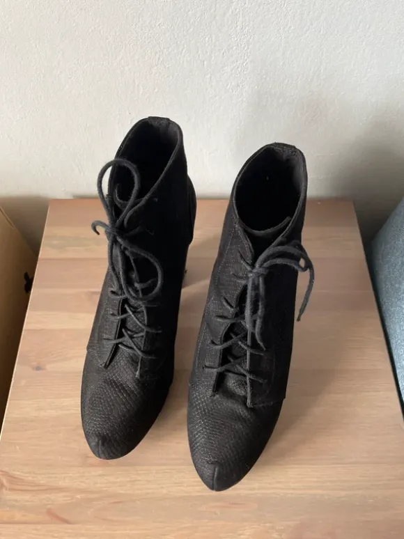 Plateau Heels