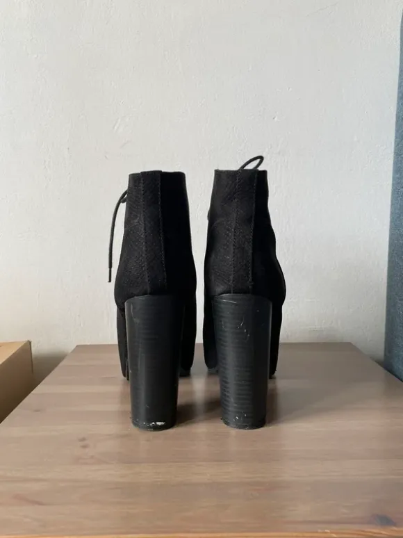 Plateau Heels