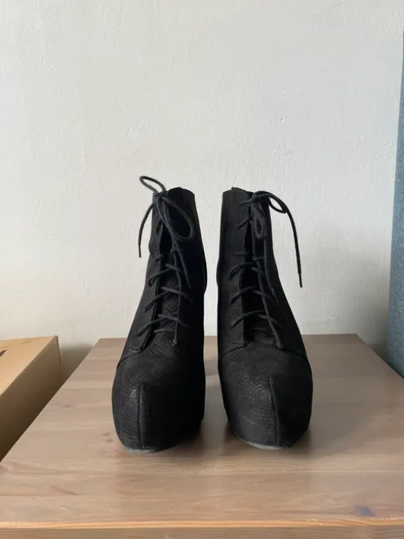 Plateau Heels