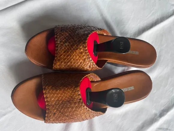 Plateauclogs aus braunem Leder