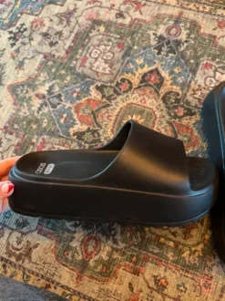 Plateau-Schlappen in schwarz aus Gummi