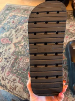 Plateau-Schlappen in schwarz aus Gummi