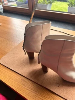 Prachtig off white leder enkellaarsje met houten hak