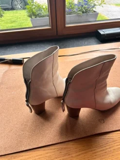 Prachtig off white leder enkellaarsje met houten hak