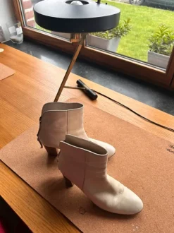 Prachtig off white leder enkellaarsje met houten hak