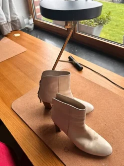 Prachtig off white leder enkellaarsje met houten hak