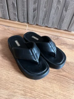 Primark Plateau Zehentrenner / Flip Flops Schwarz Gr. 37 fällt aus wie 36
