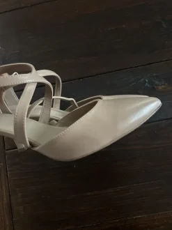 Pumps mit Riemchen nude