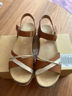 Remonte Sandale 9929 6665 in der Farbkombination Braun-Gold (Größe 40)