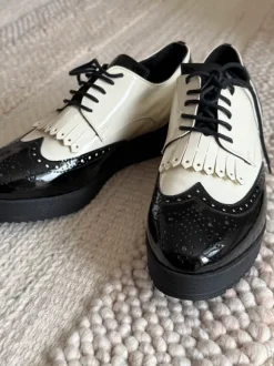 Retro Brogue Schnürschuhe Schwarz/Weiß – Golfstyle
