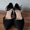 Riemchenpumps mit breiten Absatz