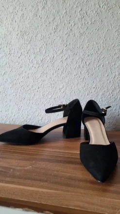Riemchenpumps mit breiten Absatz