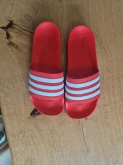 Rode adidas badslippers