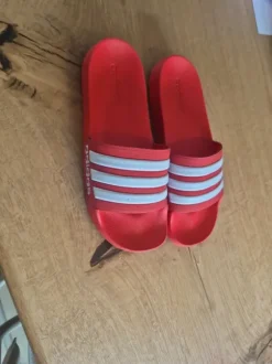 Rode adidas badslippers