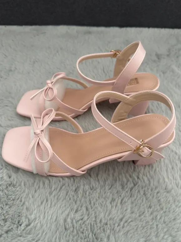 rosa Absatzsandalen