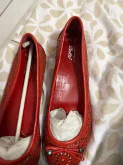 Rote Lochmuster-Ballerinas Laser cut Muster