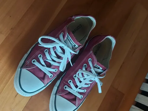 Rote Converse