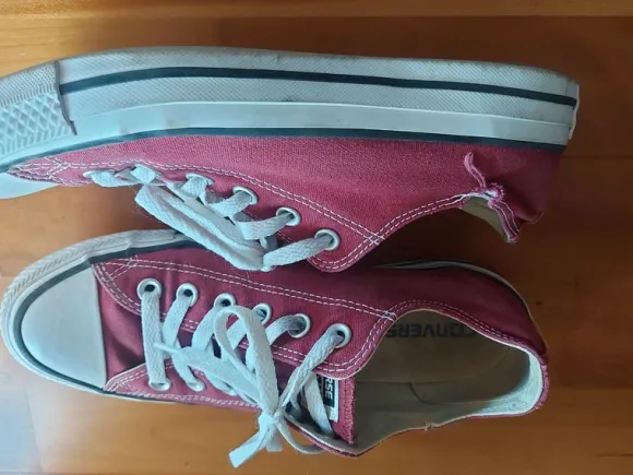 Rote Converse