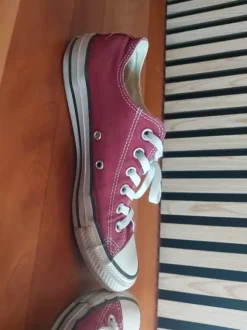 Rote Converse