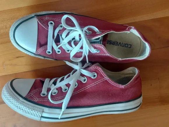 Rote Converse