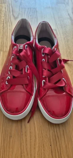 Roter Lack Turnschuh Mustang 42