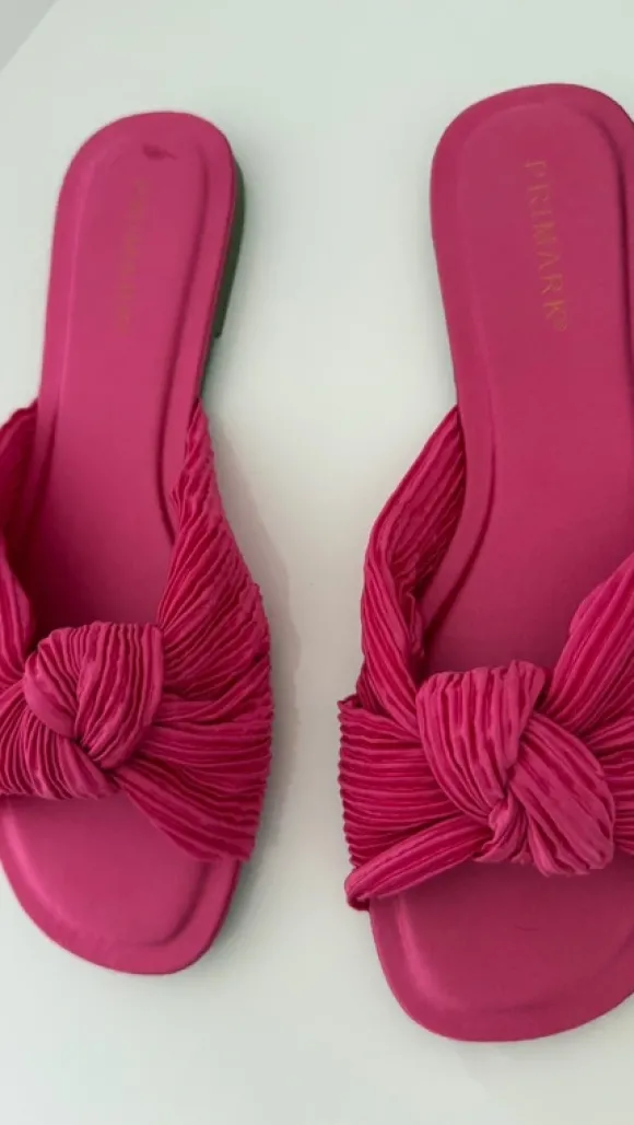 Roze nieuwe slippers met knoop van Primark