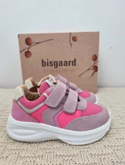 Roze suède sneakers met klittenband van Bisgaard, maat 22