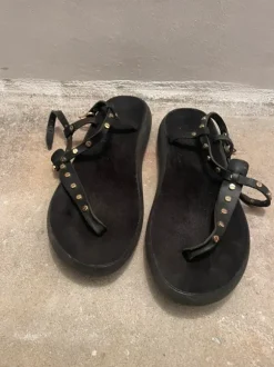 Sandalen met studs en mooie details aan gesp