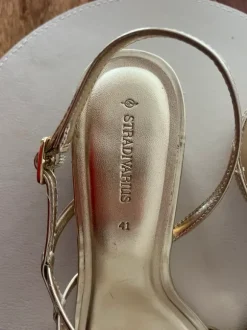 Sandalen mit Absatz
