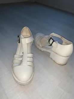 Sandalen mit Absatz in weiß