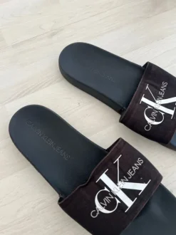 Sandalen mit calvin klein logo print