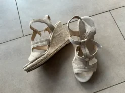 Sandalen mit Keilabsatz