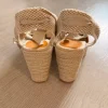 Sandalen mit Keilabsatz und Schnürung