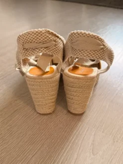 Sandalen mit Keilabsatz und Schnürung