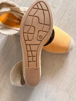 Sandalen mit Keilabsatz und Schnürung