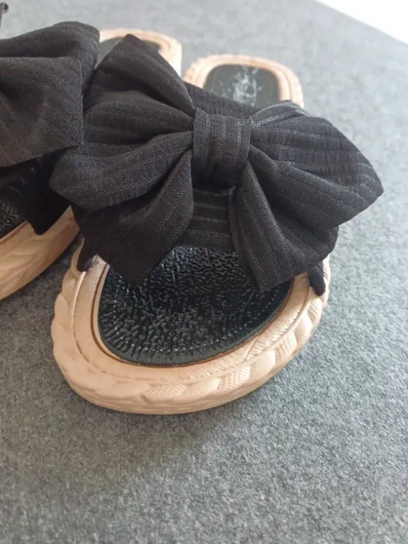 Sandalen mit Schleife
