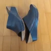 Schicker Schuh, Lauffläche und Spange aus Jeansblau gefärbtem Leder, Absatz Kunststoff