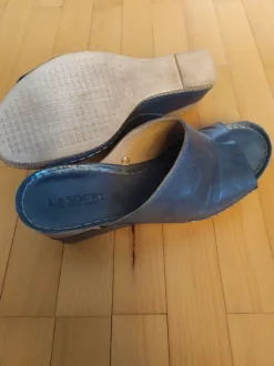 Schicker Schuh, Lauffläche und Spange aus Jeansblau gefärbtem Leder, Absatz Kunststoff