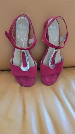 Schöne rote Sandalen von ARA