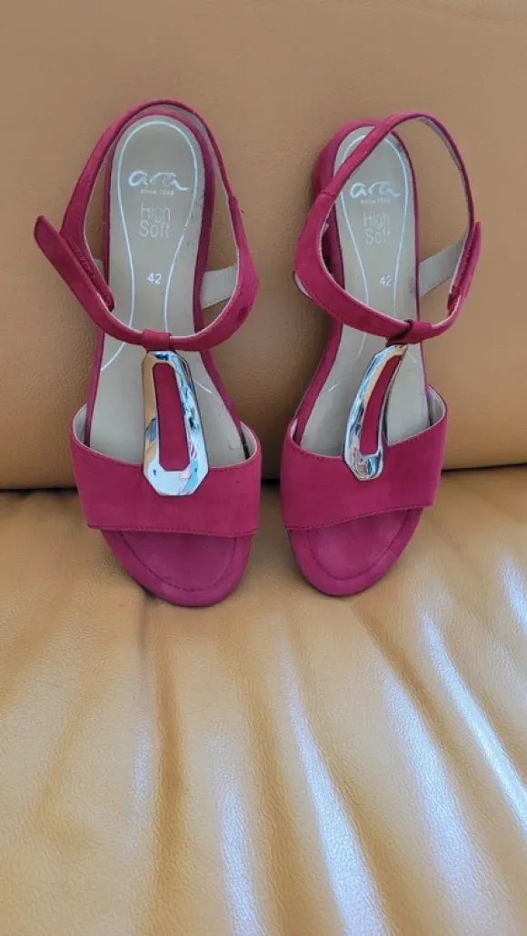 Schöne rote Sandalen von ARA