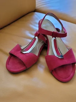 Schöne rote Sandalen von ARA