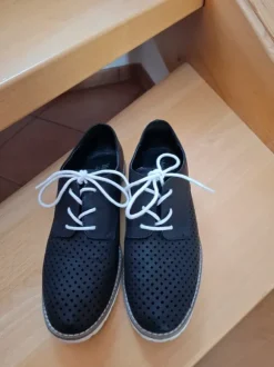Schnürrschuhe Lochmuster