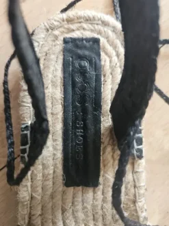 Schnürsandalen