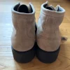 Schnürschuhe