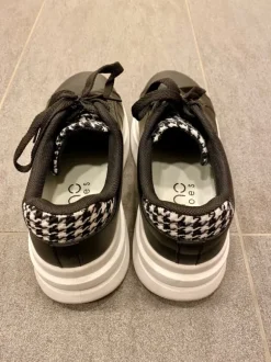 Schnürschuhe