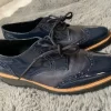 Schnürschuhe. Echtes Leder und Lackleder.